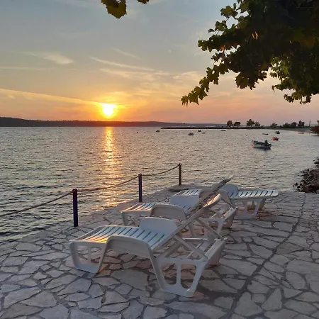 Mirko Ljubac 公寓 Ražanac